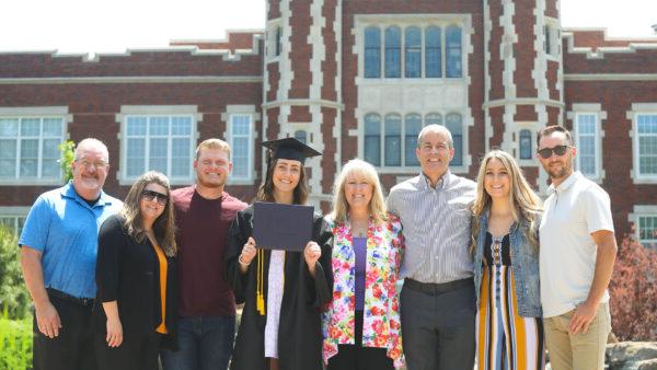 毕业典礼上的学生和家人